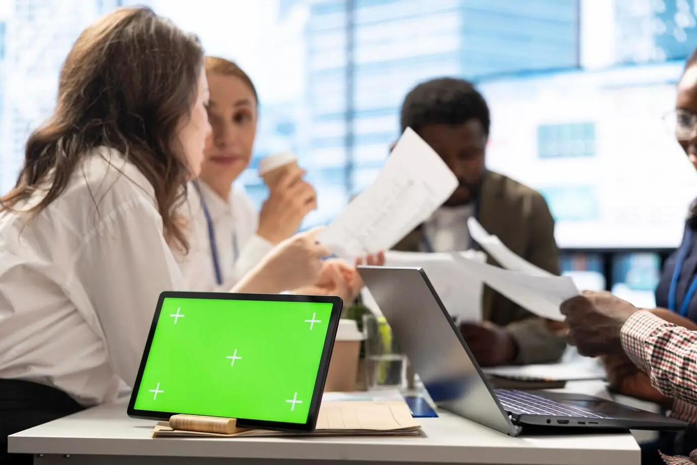 Аффилированные компании работают над прогнозами планов расширения бизнеса с изолированным макетом.