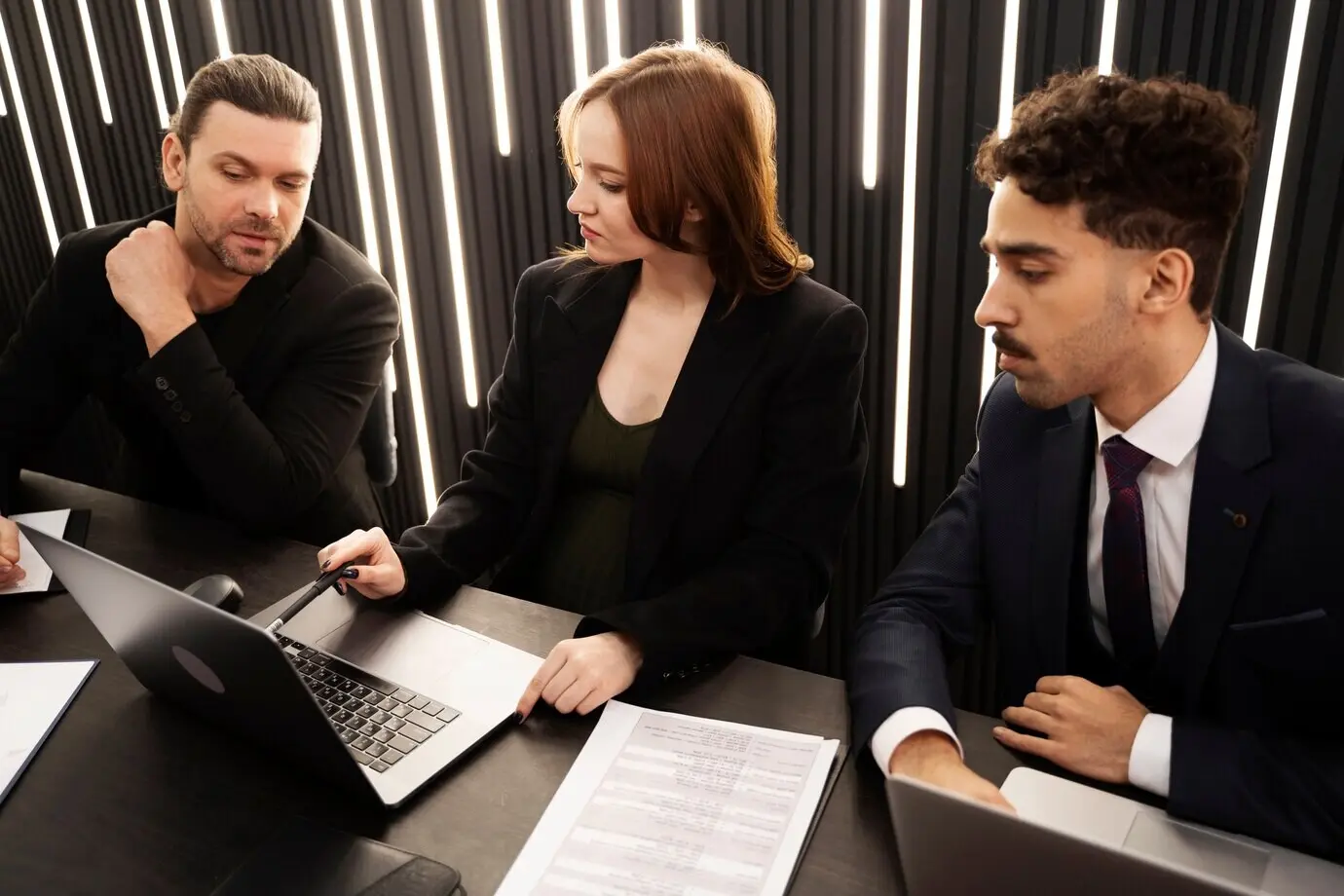 Беременная молодая женщина на рабочем месте