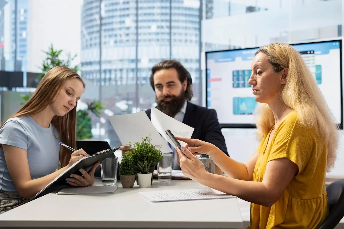 Консультант в офисе проводит презентацию по теме купли-продажи акций.